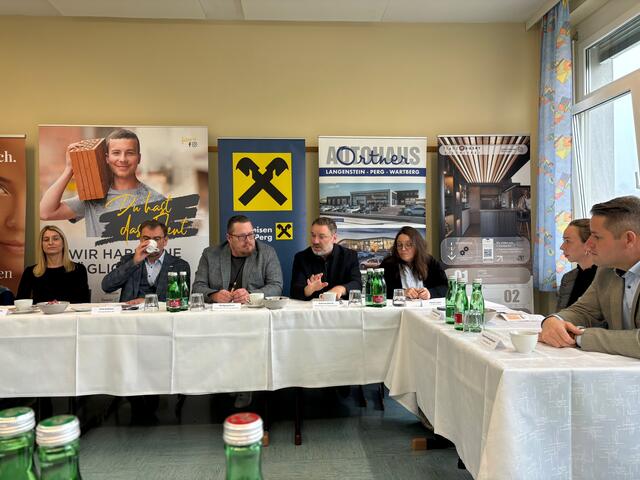 Direktor Wolfgang Zeiml, Bürgermeister Andreas Derntl, Schulqualitätsmanager Andreas Dirk und Unternehmer aus der Region stellten das neue Konzept vor. | Foto: MeinBezirk Perg