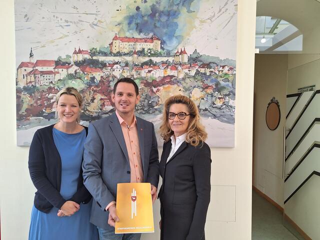 Stadtamtsdirektorin Annemarie Kröss, Bürgermeister Jürgen Rummel, Burg-Besitzerin Frau Wakonig | Foto: Stadtgemeinde Neulengbach