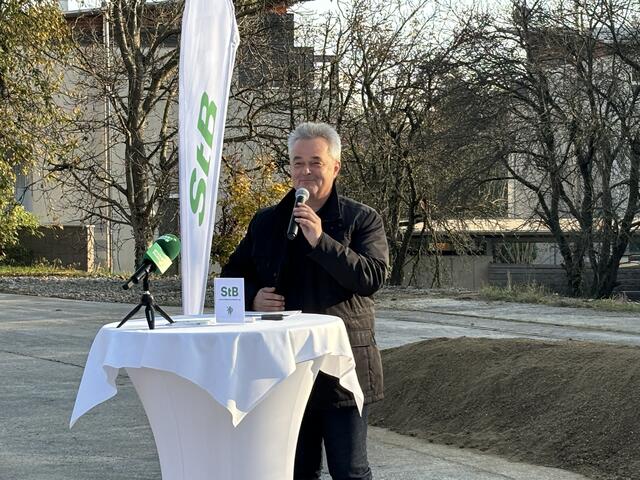 Bürgermeister Ingo Reisinger: „Dieser Bau musste im Zuge der Ortsdurchfahrt verschwinden und wird jetzt wieder aufgebaut. Es ist sehr schön, dass dieses Projekt mit Weizer Firmen umgesetzt wird.“ | Foto: MeinBezirk/Barbara Vorraber
