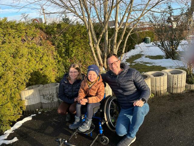 Schulanfänger Matheo (m.) mit seinen Eltern Astrid Humer (l.) und Dominic Brandstätter. | Foto: Brandstätter