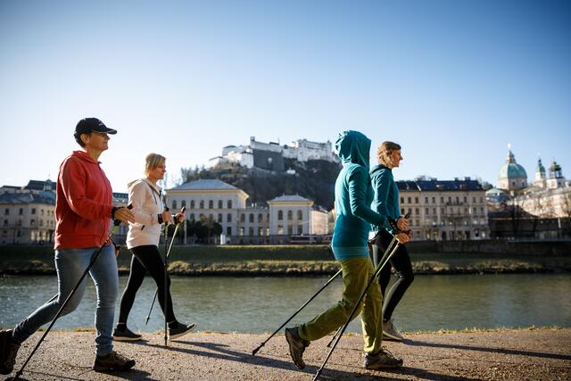 Auch gemeinsame sportliche Aktivitäten gehören zum Therapieprogramm - wie hier Nordic Walking bei traumhaften Wetter an der Salzach. | Foto: pro mente Reha