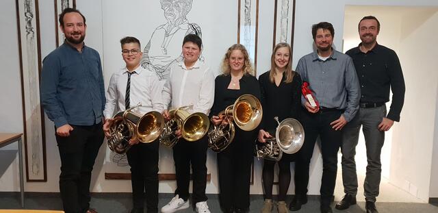 DI Dr. Thomas Brudermann mit den Musikschülern in der Galerie II. | Foto: Kulturamt St. Andrä 