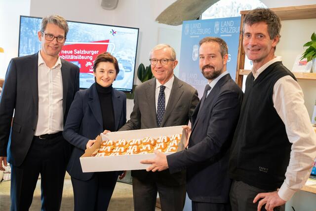 Sowohl Landeshauptmann Wilfried Haslauer sowie auch seine Stellvertreter Marlene Svazek und Stefan Schnöll betonen die Bedeutung der Abstimmung für die Zukunft Salzburgs und riefen zu einer hohen Wahlbeteiligung auf. Im Bild v.l.: Johannes Gfrerer (Geschäftsführer Salzburg Verkehr), Landeshauptmann-Stellvertreterin Marlene Svazek, Landeshauptmann Wilfried Haslauer, Landeshauptmann-Stellvertreter Stefan Schnöll und Stefan Knittel (Geschäftsführer S-Link Projektgesellschaft) | Foto: Land Salzburg/Büro Svazek