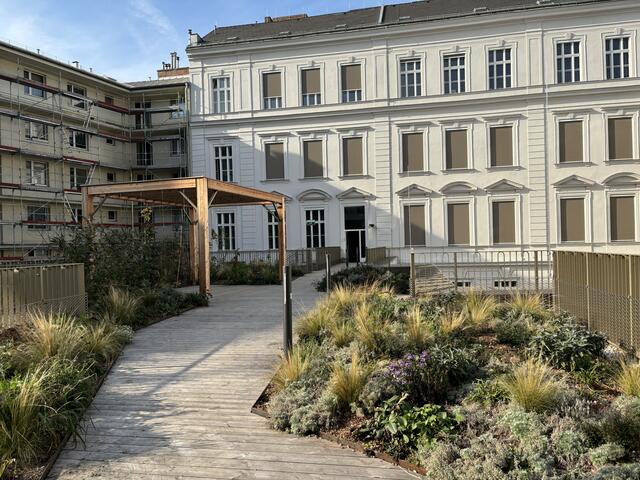 Am Dach befinden sich eine Pergola und Grünflächen.  | Foto: Marlene Graupner/MeinBezirk