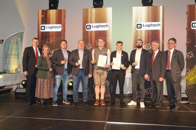 Im Mittelpunkt standen die ausgezeichneten Fachkräfte und die jeweiligen Betreuerinnen und Betreuer der Unternehmen.  | Foto: Schleich