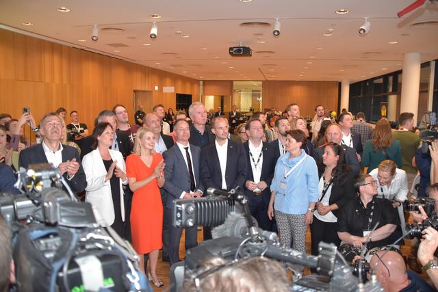 Vom Jubel bis zur Enttäuschung bei der Präsentation des Wahlergebnisses in der Stadtbibliothek. | Foto: BezirksBlätter