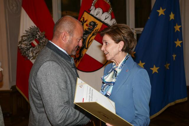 Martin Sagmeister bei der Ehrung mit Brigitta Pallauf | Foto: Land Salzburg / Franz Neumayr