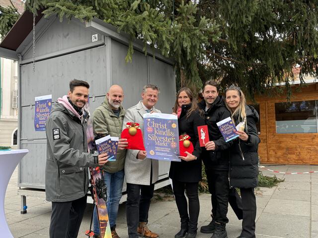 Präsentierten das Programm für den Christkindl- und Silvestermarkt am Neuen Platz: (v.l.) Patrick Riepl (Bir Air), Gert Höferer (Stv. Obmann des Klagenfurter Christkindlmarktvereins), Bürgermeister Christian Scheider, Marktkoordinatorin Martina Derhaschnig, Gerald Grassl und Raphaela Kuchernig (Elfsmanufaktur) | Foto: MeinBezirk.at