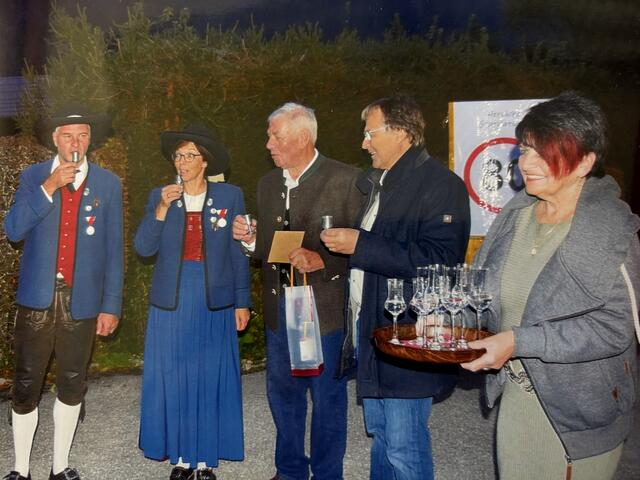Mit einem Stamperl Schnaps, serviert von seiner Frau Lotte, stießen der Obmann Philipp Ginther, die Kapellmeisterin Angelika Kärle-Jansen und Bgm. Gottfried Ginther zum 80. Geburtstag von Fritz Paulmichl an. | Foto: privat