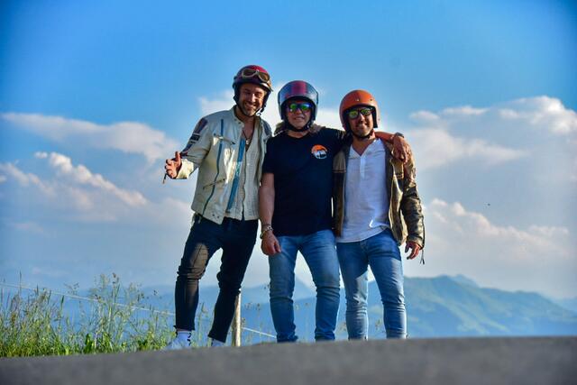 Pepi Obermoser (Mitte) ist Präsident des Kitzbüheler Harley-Clubs. | Foto: Max Steinbauer / ServusTV