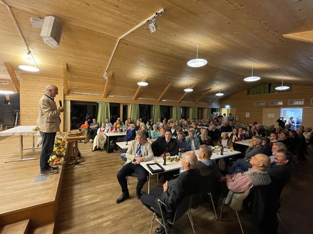 120 Jahre Bienenzuchtverein Brandenberg – Rupert Mayr bei seinem Festvortrag im voll besetzten Pfarrsaal Brandenberg. | Foto: Leo Guggenberger