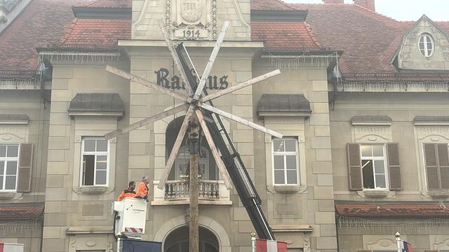Unzählige Handgriffe waren notwendig, bis die Klapotetz vor dem Rathaus in Leibnitz abgebaut werden konnte. | Foto: Waltraud Fischer