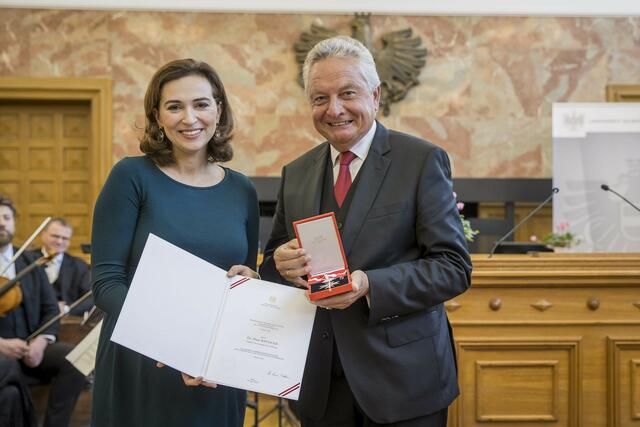 Bundesministerin Alma Zadić überreicht das Bundesverdienstzeichen der Republik in Silber an den Landesgerichtspräsidenten a.D. Hans Rathgeb. | Foto: LG/Neumayr/Leopold