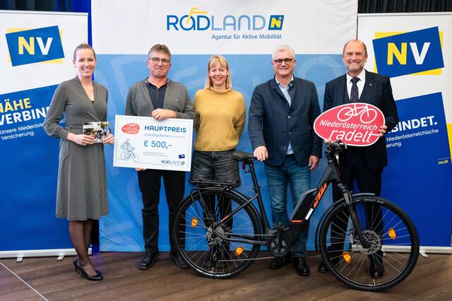 Susanna Hauptmann (Radland NÖ); Gerhard Schödl (Gewinner aus Ulrichskirchen) Katharina Helm (Gewinnerin aus Traiskirchen); Landtagsabgeordneter (FPÖ) Martin Antauer; Bernhard Lackner, (Niederösterreichische Versicherung) | Foto: Michael Kofler
