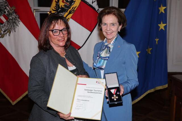 Landtagspräsidentin Brigitta Pallauf mit Lisbeth Schwarzenbacher aus St. Michael im Lungau | Foto: Land Salzburg / Franz Neumayr