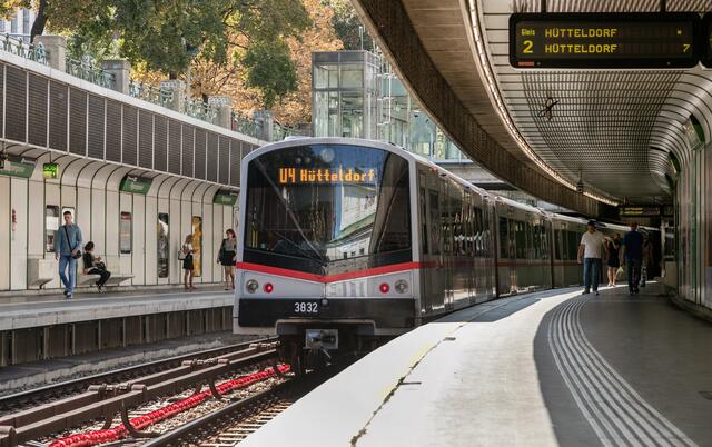 Die U-Bahn fährt auf dem Streckenabschnitt oberirdisch. Immer wieder gibt es darüber betonierte Querungen. | Foto: Helmer/Wiener Linien