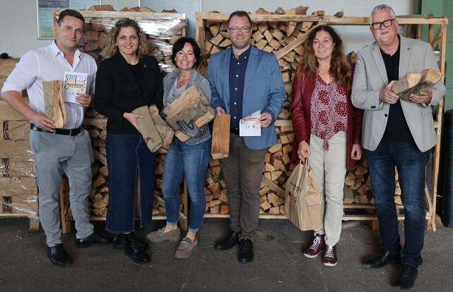 Andreas Pilz (Holz mit Herz - Obmann Stv.), Bärbel Stockinger (Bürgermeisterin), Traude Kornhofer (Gemeinderätin), Robert Pfisterer (Holz mit Herz - Obmann), Anita Hirschler (Holz mit Herz - Schriftführerin) und Harald Wrede (Vizebürgermeister). | Foto: Gemeinde