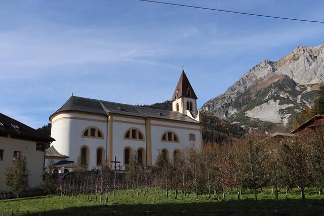 Am westlichen Ortsrand von Grins befindet sich die Pfarrkirche Sankt Nikolaus. | Foto: Seelos
