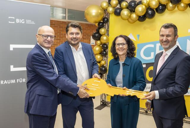 Im Bild v.l.n.R.: Rudolf Mair, Bildungsdirektor Salzburg, Thomas Heidinger, Schulleiter der HAK I/HAS 1 Salzburg, Daniela Gutschi, Landesrätin für Bildung und Bernhard Paradeiser, BIG Teamleiter OFM Salzburg