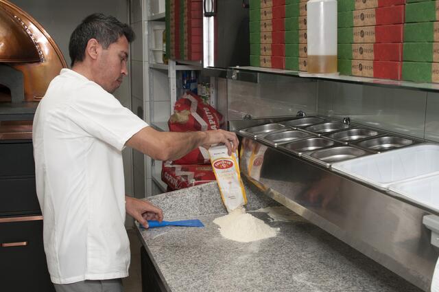 Bei den Zutaten der Pizza achtet man auf italienische Qualität. | Foto: Wolfgang Unger