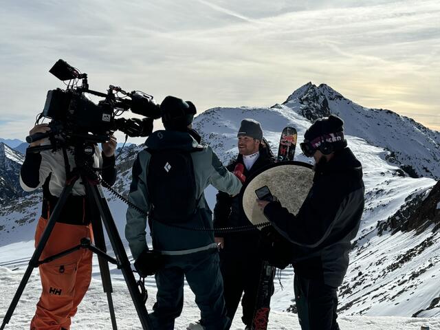 Schon im Vorfeld des Bewerbs interessieren sich Medienvertreter aus dem In- und Ausland für das Event. Im Bild Matej Svancer im Interview mit ORF Tirol. | Foto: Kainz