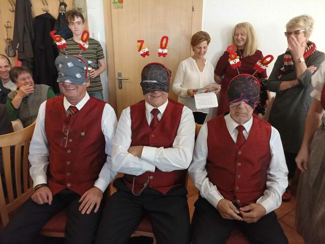 Die drei Jubilare vom MGV St. Stefan beim Ratespiel im Gasthaus Hofer. | Foto: Privat