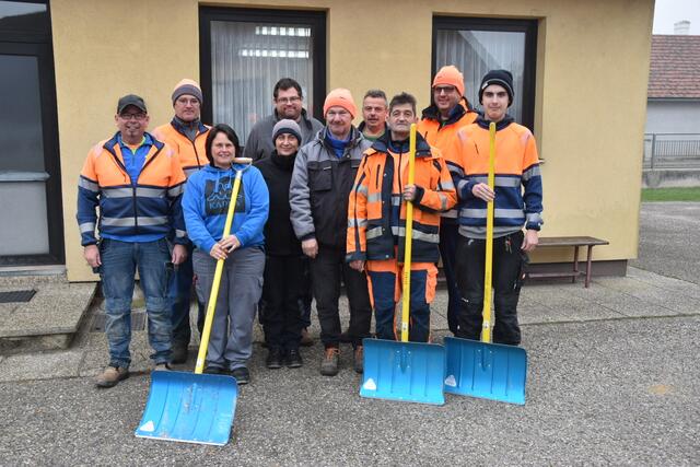 Das Team des Bauhof Herzogenburg steht schon in den Startlöchern. Zu sehen sind: Leopold Fankl, Wolfgang Koppensteiner, Petra Kräftner, Anna Billek, Markus Gerstmayr, Christian Haiderer, Johann Pemmer, Günter Haslinger, und Markus Klaus | Foto: Müller