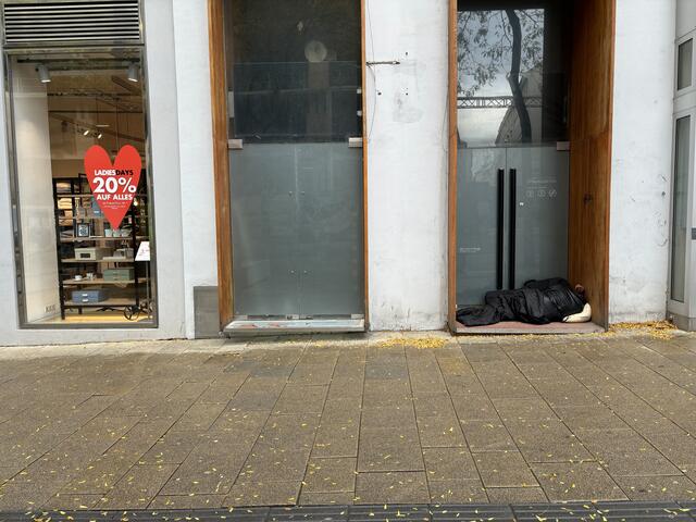 Wohnungslose Menschen übernachten in Geschäfts- und Hauseingängen auf der Mariahilfer Straße. | Foto: zVg/privat