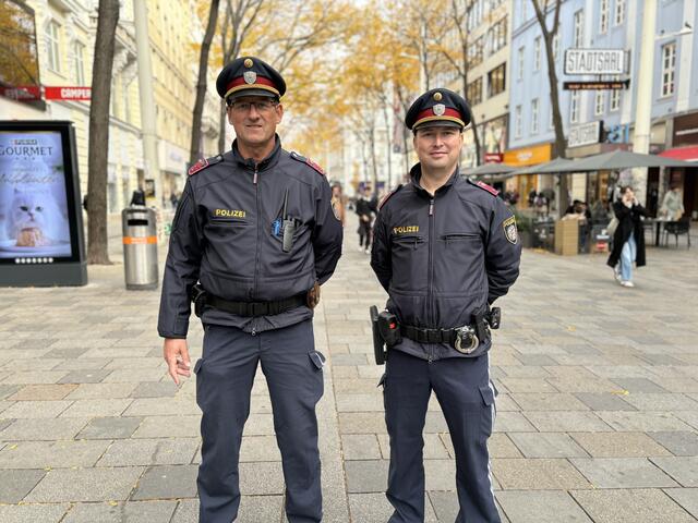 Gruppeninspektor Hubert Seidl (l.) und Revierinspektor Bernd Buchegger sind regelmäßig auf der Mariahilfer Straße unterwegs. | Foto: Nicole Gretz-Blanckenstein/MeinBezirk