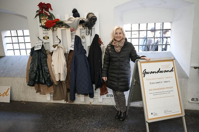 Stadträtin Andrea Brandner vor der "Gwandwand" in der Aicherpassage | Foto: Verein Gwandwand/Hermann Hermeter