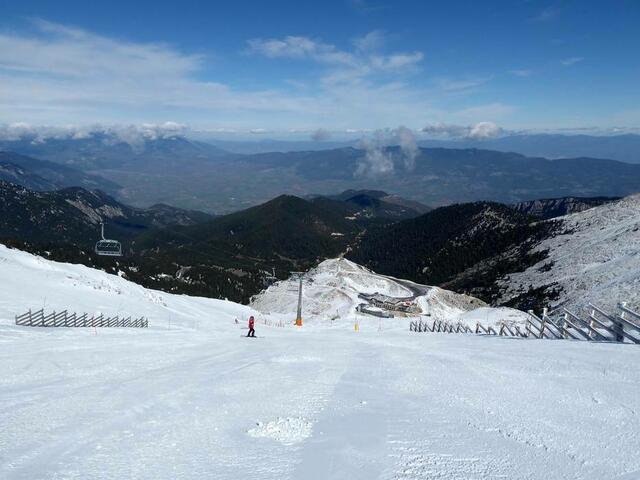 Eine der Abfahrten im Skigebiet Mount Parnassos – Fterolakka/​Kellaria. | Foto: skresort.at