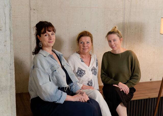 Candide Thoms, Annett Thoms und Linda Jonas (v.l.) bieten im "One Voice Lab" neben Stimmtraining auch Gesangstherapie an.  | Foto: Walter Krones