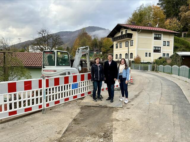 Baumeisterin Michaela Hinterwallner, Bürgermeister Manuel Aichberger und Bauamtsleiterin Katharina Schubert freuen sich über den guten Baufortschritt in Sachen Fernwärmeausbau in der Herzog-Leopold-Straße. Die Arbeiten laufen heuer noch solange es die Witterung zulässt.  | Foto: Stadt Lilienfeld