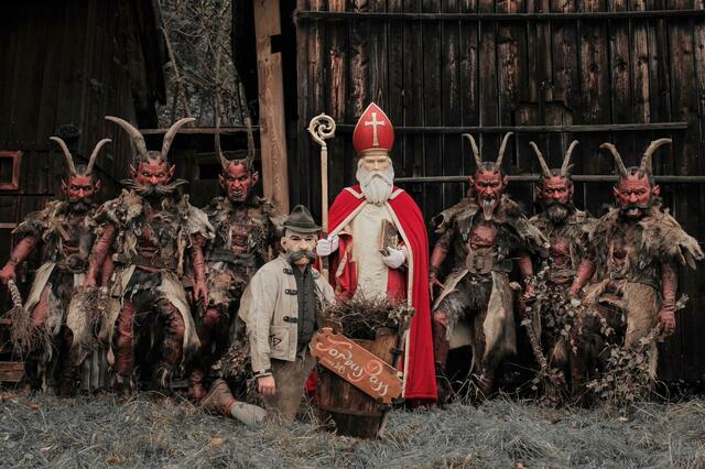 Die Krampusgruppe Torvus Pass ist am 3. Dezember am Adventmarkt anzutreffen und teilt ihre Tradition mit den Besuchern. | Foto: Torvus Pass