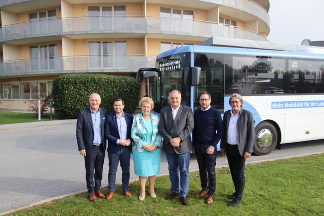 Das neue Anreise-Angebot stellten Vertreter der SPÖ, des Tourismus und der Verkehrsbetriebe vor: LAbg. Wolfgang Sodl, Thermenchef Marcel Pomper, LAbg. Verena Dunst, Geschäftsführer Wolfgang Werderits, Bgm. Jürgen Dolesch, LAbg. Gerhard Hutter (von links). | Foto: Martin Wurglits
