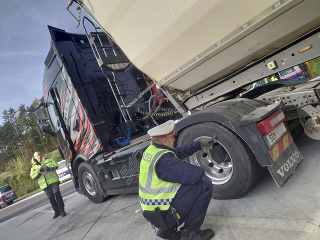 Die Beamten bei der Kontrolle der Reifen. | Foto: privat