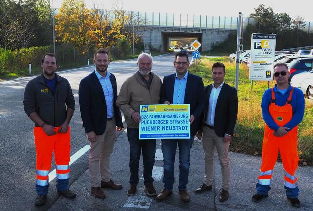 Thomas Kaiser (Straßenmeisterei Wr. Neustadt), DI Gernot Kampl (Leiter-Stv. der Straßenbauabteilung Wr. Neustadt), Johann Machowetz (Gemeinderat von Wr. Neustadt), LAbg. Philipp Gerstenmayer in Vertretung von LH-Stellvertreter Udo Landbauer, Ing. Bernhard Schober (Straßenbauabteilung Wr. Neustadt), Markus Preininger (Straßenmeisterei Wr. Neustadt). | Foto: Amt der NÖ Landesregierung