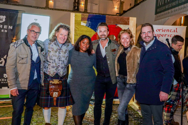 V.l.: LED Unternehmer Michael Zihr, Hausherr Thomas Rettl, Deutschland sucht den Superstar-Star Emily Miles, Porsche Geschäftsführer Bernhard Kitz, Werberin Diana Willenig, Mavida Group Geschäftsführer Daniel Nedved | Foto: René Krammer/ Magneto CPA