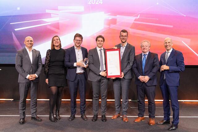 Bundesminister Martin Kocher (rechts) zeichnete die Engel Austria GmbH am Mittwoch-Abend mit dem Staatspreis Innovation 2024 aus. Den Preis nahmen Johannes Kilian (3. v. links, Vice President Process and Application Technology), Klaus Fellner (4. v. li., Leiter Application Technologies), Stefan Fehringer (5. v. li. Produktmanager Circular Economy) und Tobias Neumann (Referent für Fachpresse, 6. v. li.) entgegen.
 | Foto: aws/Martin Lusser