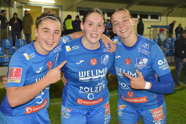 Trotz Niederlage eine Topleistung: Katja Dorn, Torschützin Vanessa Beiglböck und Linda Popofsits | Foto: Michael Strini