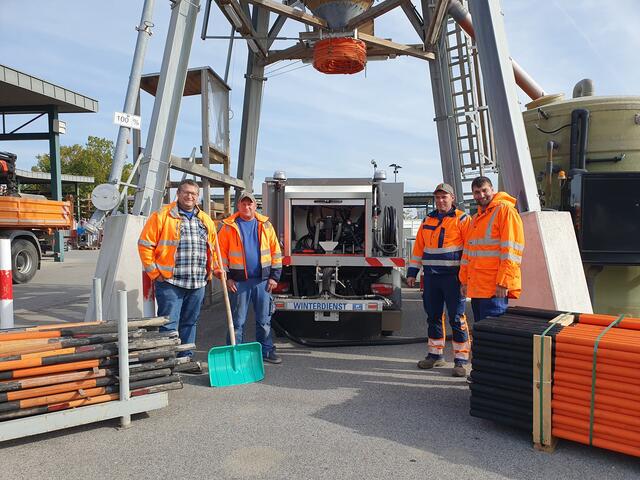 Für den bevorstehenden Winter steht dem Bauhof ein neues Fahrzeug zur Verfügung: Das Multifunktionsgerät war im Sommer bereits zum Gießen im Einsatz, im Winter wird es zum Ausbringen von niedrigdosierter Sole umfunktioniert. Bereits im Herbst haben die Mitarbeiter des Bauhofes die Gerätschaften einsatzbereit gemacht: Bereichsleiter Andreas Hüttinger, Peter Nikl, Martin Sarközi und Bereichsleiter-Stellvertreter Markus Pietsch (vlnr). | Foto: Stadtgemeinde Tulln