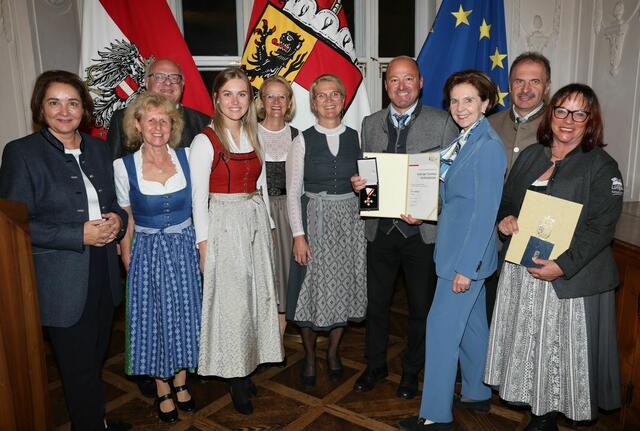 Auch Bezirkshauptfrau Michaela Rohrmoser, Bürgermeister Peter Perner und Familie waren als Gratulanten bei Martin Sagmeister in die Residenz gekommen.  | Foto: Land Salzburg / Franz Neumayr