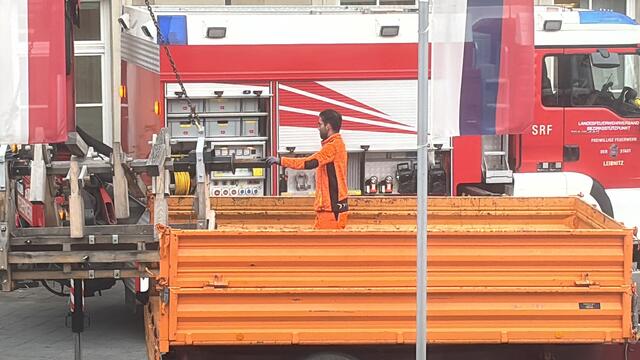 Bevor die Transport möglich war, musste das hölzerne Kunstwerk in mehrere Einzelteile zerlegt werden. | Foto: Waltraud Fischer