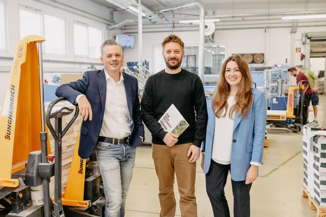 Die beiden künftigen Geschäftsführer von Samson Druck, Tibor Valentin (li.) und Markus Ramsbacher, mit Gesellschafterin Lisa Frost. | Foto: Samson Druck
