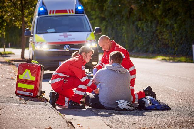 Die Freiwilligen erhalten eine staatlich anerkannte Rettungssanitäter-Ausbildung. | Foto: Rotes Kreuz