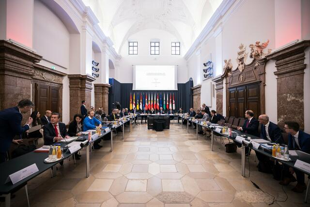 Landeshauptmann Mattle bei der Konferenz der Landesfinanzreferenten in Linz: Forderung nach mehr Budgetdisziplin und finanziellen Freiräumen für Länder und Gemeinden. | Foto: Land OÖ / Mayrhofer