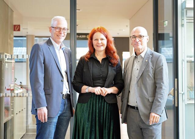 Bei der Präsentation des Maßnahmenpakets „Gesunde Schule“ (v.li.): Bernhard Achatz (LSA-Vorsitzender der ÖGK), LRin Cornelia Hagele und Gerhard Seier (LSA-Vorsitzender der BVAEB). | Foto: Land Tirol/Hörmann
