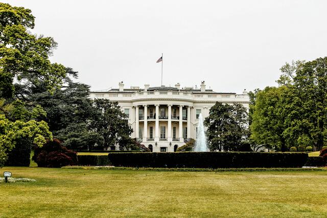 Das "Weiße Haus" ist Amts- und Regierungssitz des Präsidenten. George Washington, der erste US-amerikanische Präsident, hat die Lage in Washington, D.C., die Hauptstadt, selbst ausgewählt. | Foto: René DeAnda/unsplash