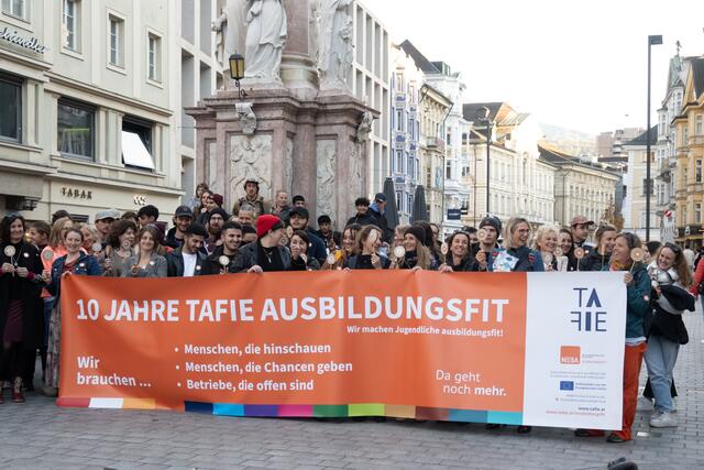 10 Jahre TAFIE Ausbildungsfest wurde bei einem Flashmob an der Annasäule gefeiert.  | Foto: TAFIE