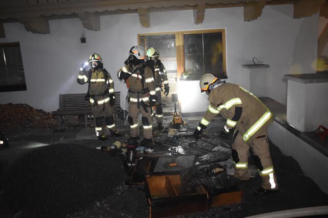 Um 23:36 konnte die Freiwillige Feuerwehr Uderns "Brand aus" vermelden. | Foto: zoom.tirol
